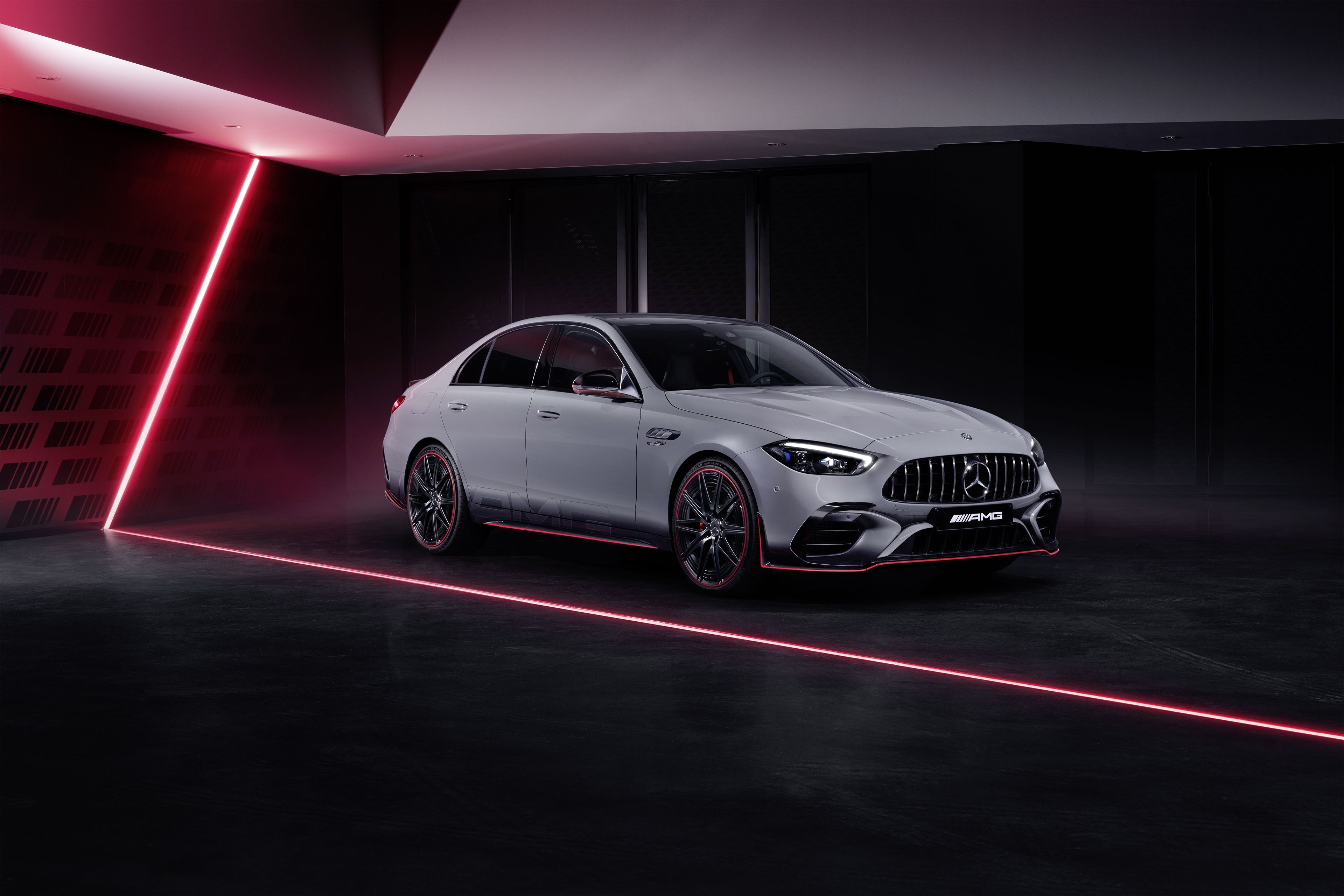 Mercedes-AMG C-Klasse, Mercedes-Benz, Silberne Limousine, Rotes Neonlicht, Dunkel, 4K-PC-Hintergrundbild