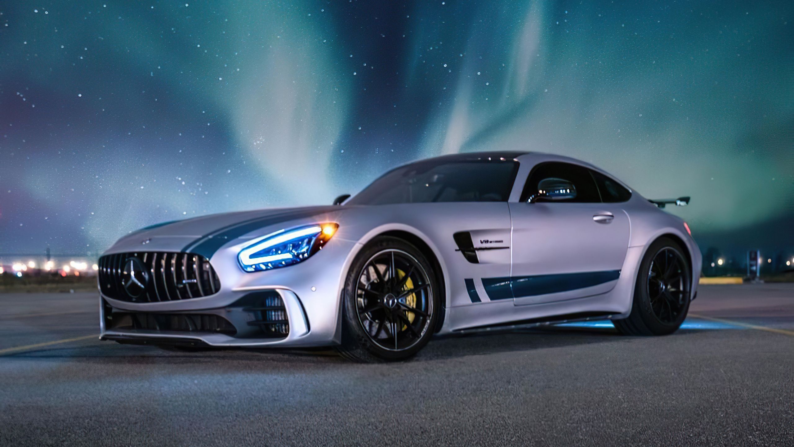 Mercedes-AMG GT R, Mercedes-AMG, Silbernes Auto, Polarlicht, Nacht, Sportwagen, 2K Wallpaper