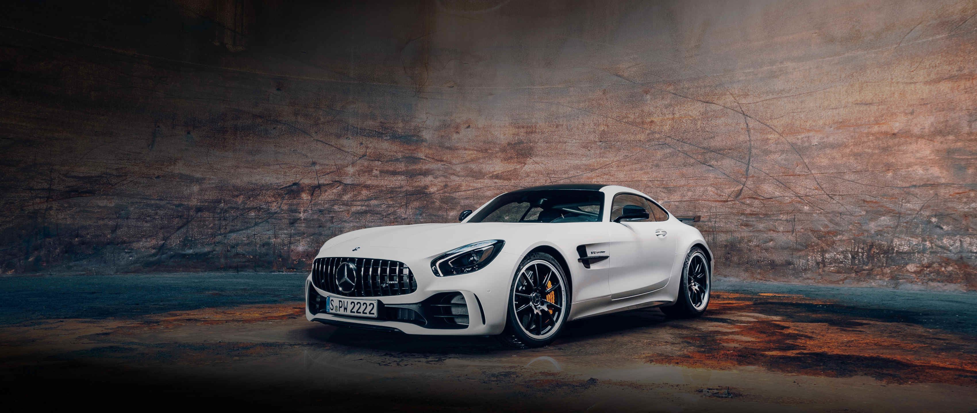 Mercedes-AMG GT, Mercedes-AMG, Weißes Auto, Rostige Wand, Sportwagen, 2K-Hintergrundbild für PC