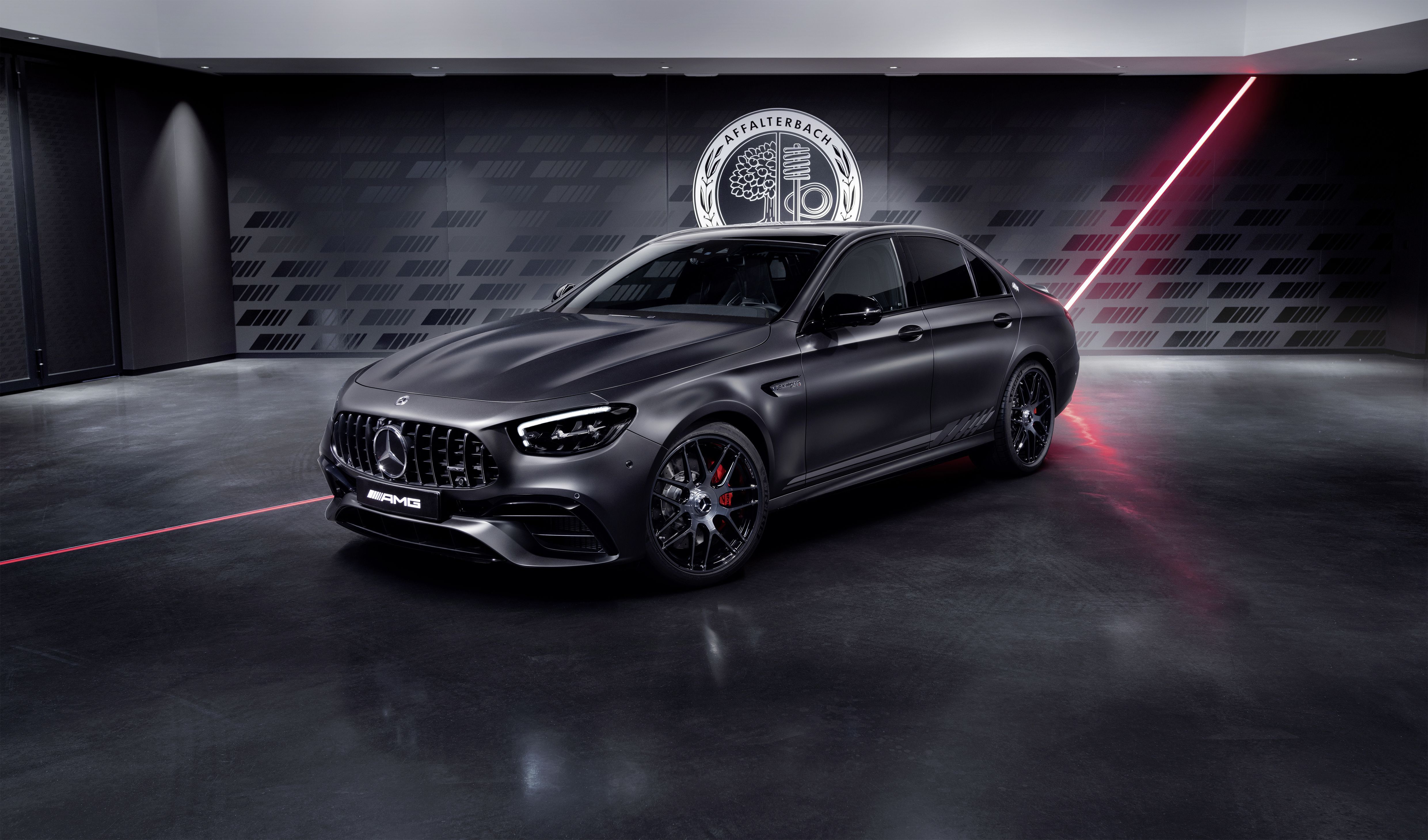 Mercedes-AMG E 63, Mercedes-Benz, Graue Limousine, Studio, Rotes Licht, 4K, Laptop-Hintergrundbild