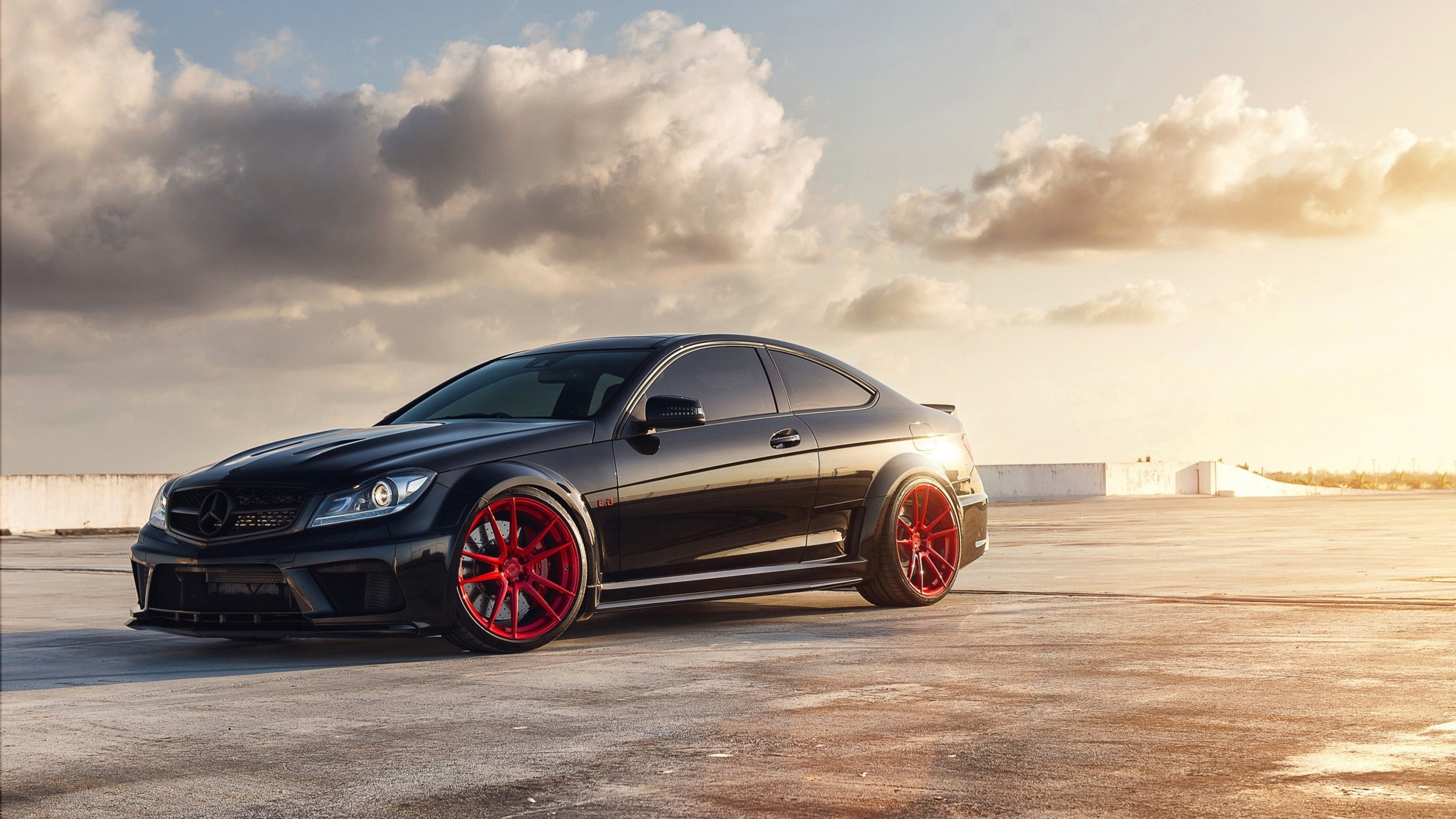 Mercedes-Benz C 63 AMG Black Series, Mercedes-AMG, Schwarzes Auto, Rote Felgen, Sonnenuntergang, Wolken, 2160p-Hintergrundbild