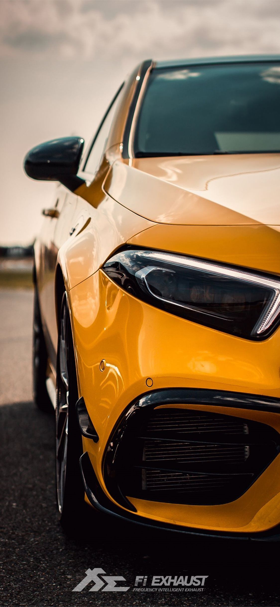 Mercedes-AMG A 45, Mercedes-AMG, Gelbes Auto, Kompaktwagen, Scheinwerfer, Full HD, Handy-Hintergrundbild