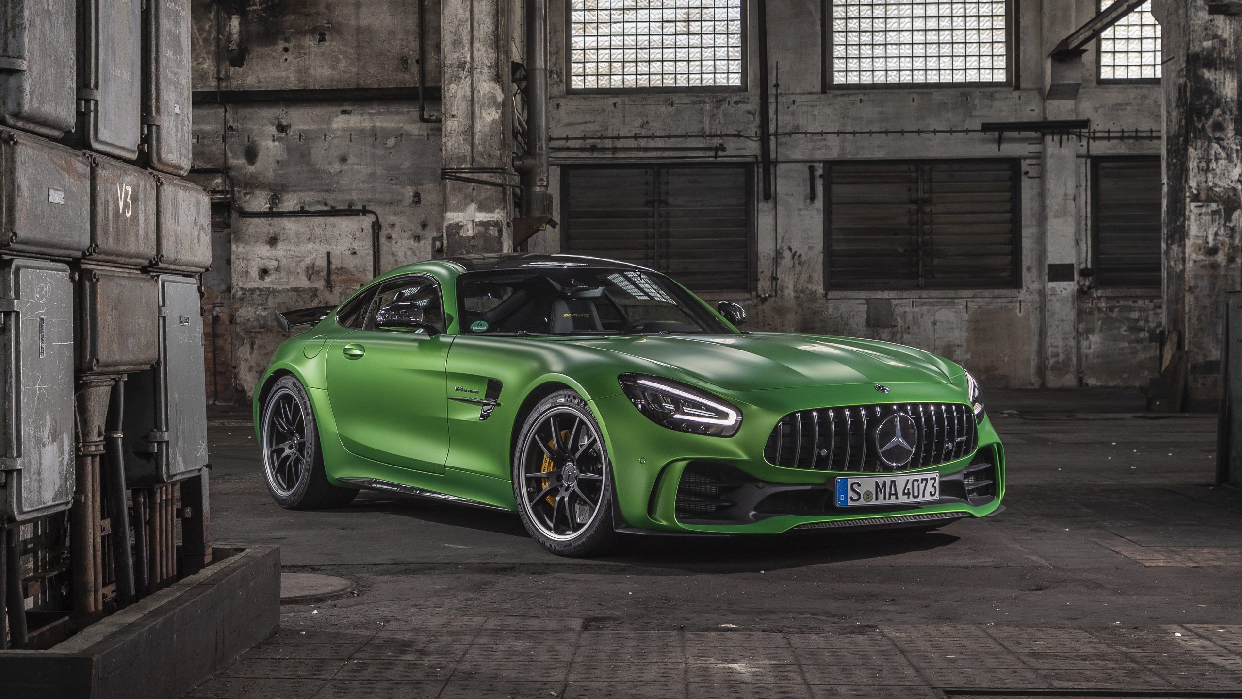 Mercedes-AMG GT R, Mercedes-AMG, Grünes Auto, Fabrikhalle, Sportwagen, 2560x1440, Desktop-Hintergrund