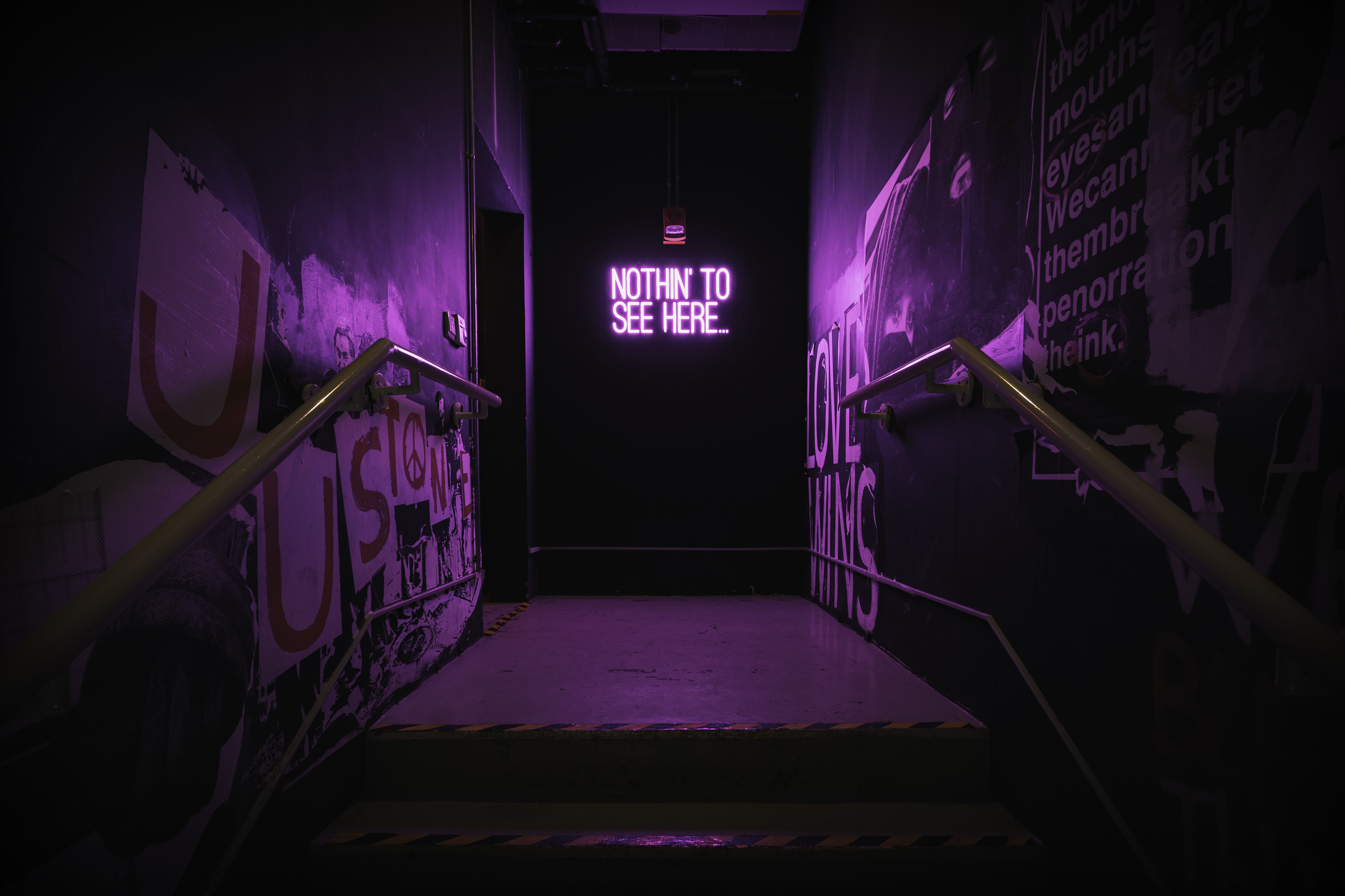 Neon-Schild, Gasse, Lila Licht, Nacht, Graffiti, 5K, Hintergrundbild für den PC