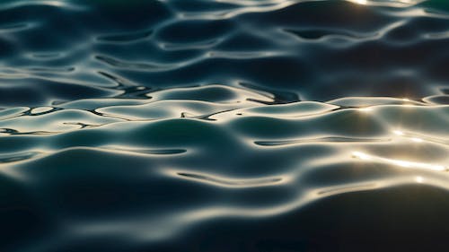 Wasseroberfläche, Wellen, Lichtreflexe, Dunkel, Hintergrundbild