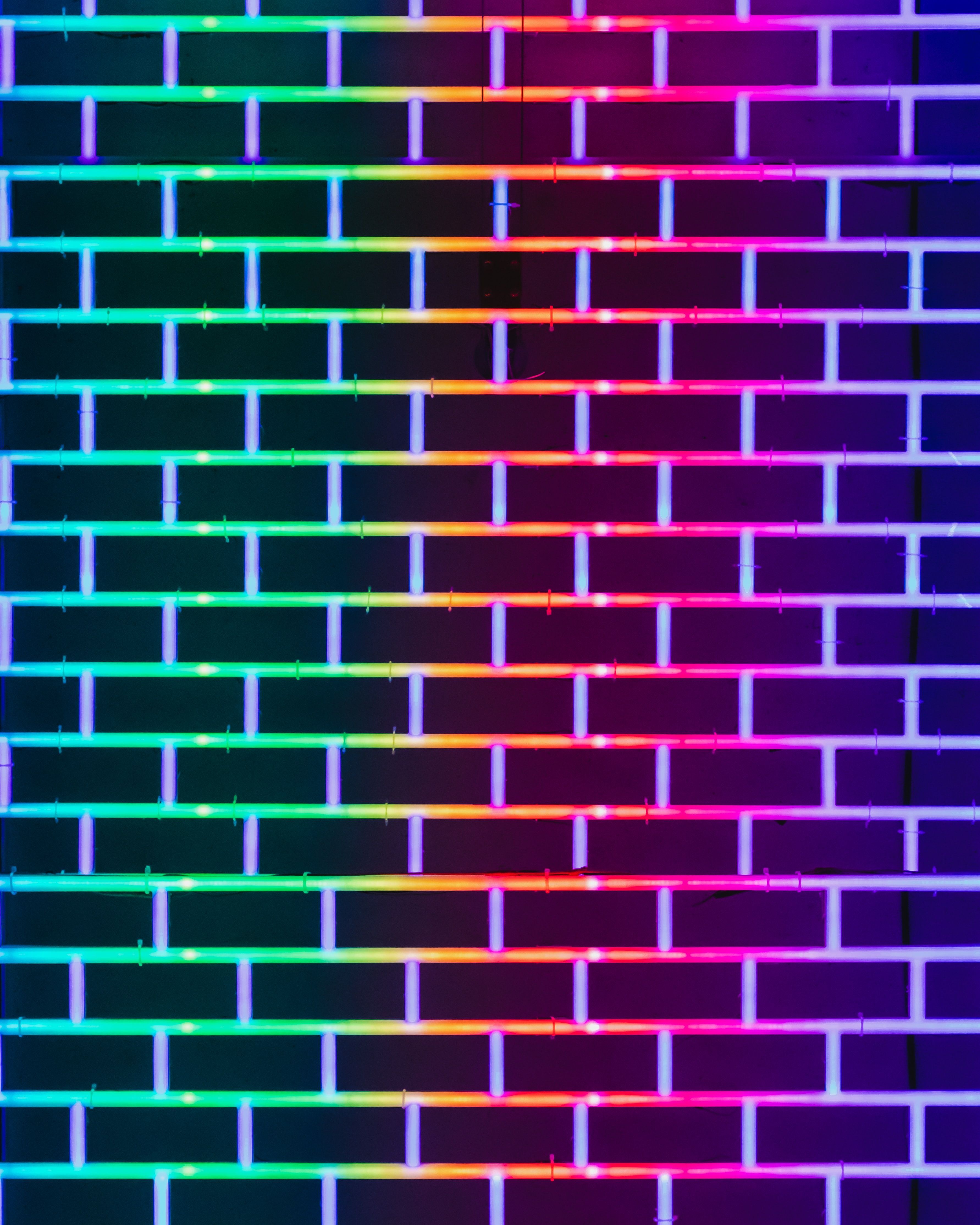 Ziegelwand, Neonfugen, Regenbogenfarben, Muster, QHD+, iPad-Hintergrundbild