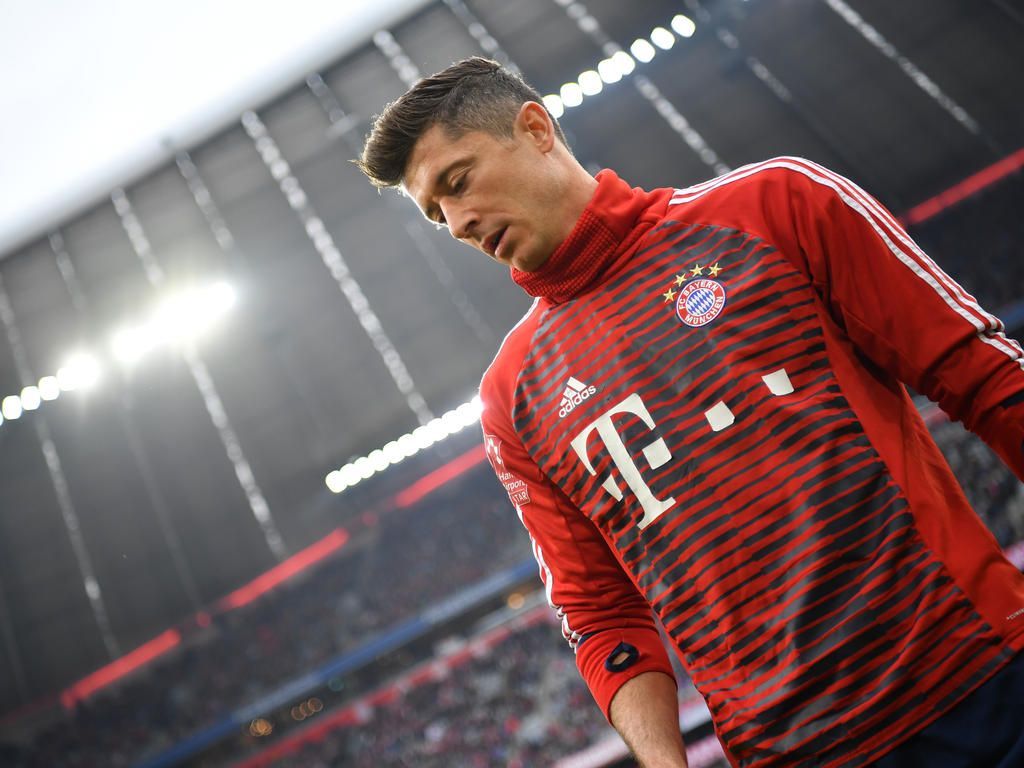 Robert Lewandowski, FC Bayern München, Stadion, Flutlicht, Trainingsjacke, Hintergrundbild fürs Tablet