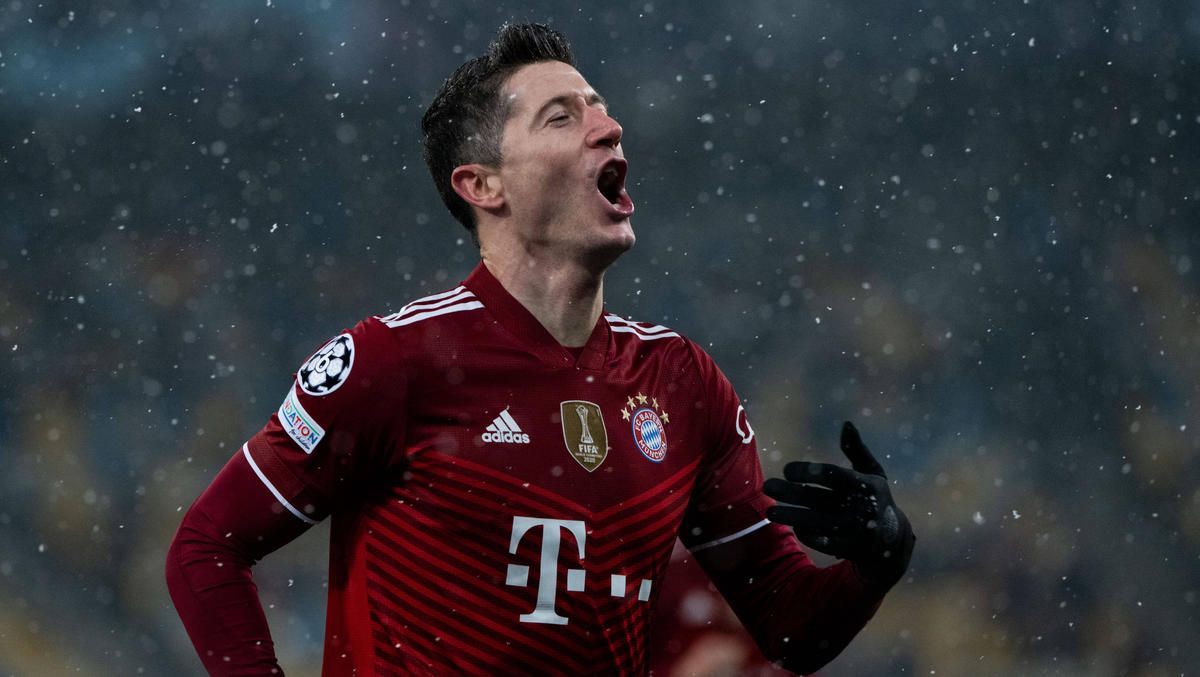 Robert Lewandowski, FC Bayern München, Torjubel, Schnee, Handschuhe, Hintergrundbild